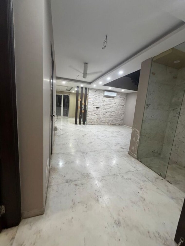 Room, sector 67 6+ Bedroom 300 Sq.Yd. Independent House In Sector 67 Gurgaon 10182947