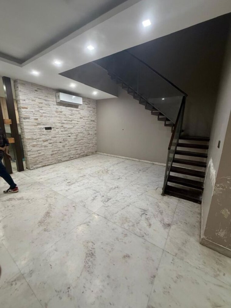 Room, sector 67 6+ Bedroom 300 Sq.Yd. Independent House In Sector 67 Gurgaon 10182947