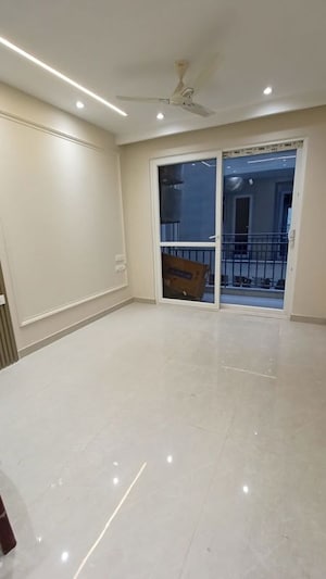 Room in 3 BHK Apartment at Sector 63a – for Rent