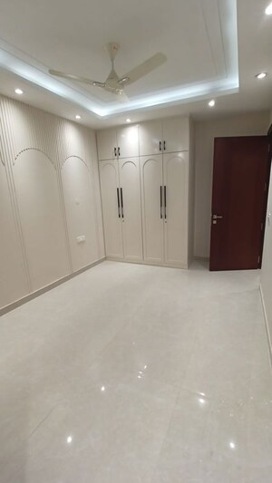 Room in 3 BHK Apartment at Sector 63a – for Rent