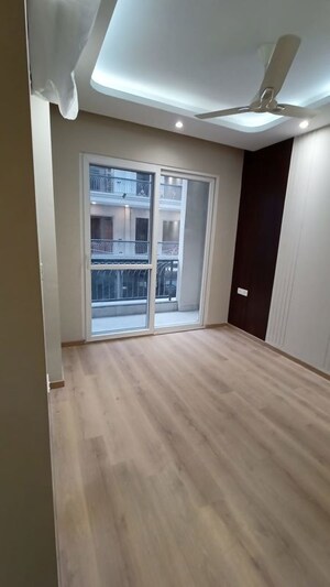 Room in 3 BHK Apartment at Sector 63a – for Rent