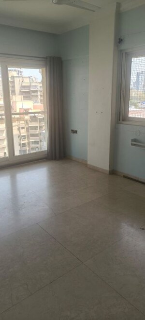 Room in 3 BHK Apartment at Bandra West – for Rent