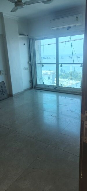 Room in 3 BHK Apartment at Bandra West – for Rent