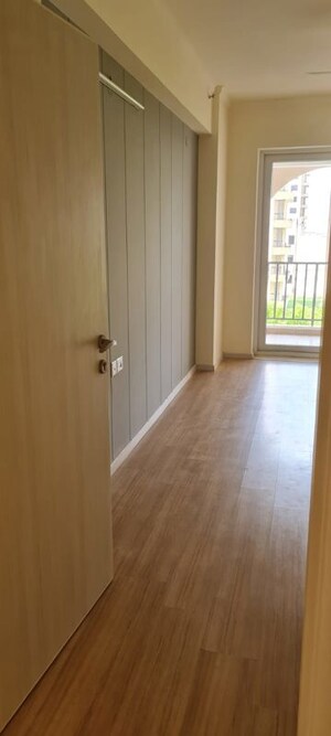 Room in 3 BHK Apartment at DLF The Skycourt, Sector 86 – for Sale