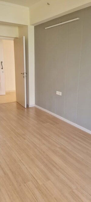 Room in 3 BHK Apartment at DLF The Skycourt, Sector 86 – for Sale