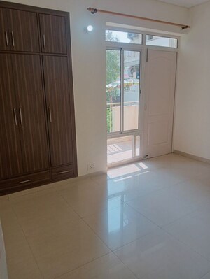 Room in 3.5 BHK Apartment at Bestech Park View City 1, Sector 48 – for Rent