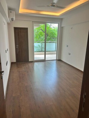 Room in 5 BHK Apartment at DLF Square, Sector 25 – for Sale
