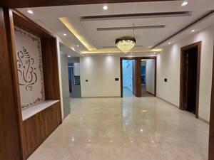 Room in 3 BHK Builder Floor at Sector 63a – for Sale