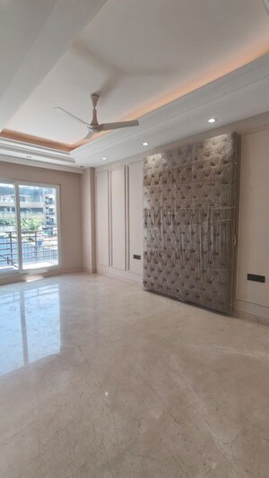 Room in 4 BHK Builder Floor at Sector 63a – for Sale