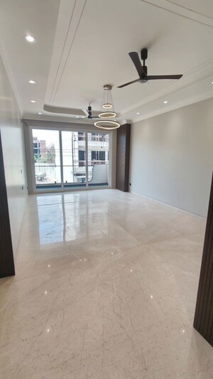 Room in 4 BHK Builder Floor at Sector 63a – for Sale