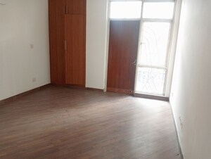 Room in 3 BHK Apartment at Parsvnath Green Ville, Sector 48 – for Rent