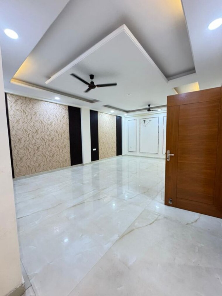 Room, sector 21c 4 Bedroom 500 Sq.Yd. Builder Floor In Sector 21c Faridabad 10183222