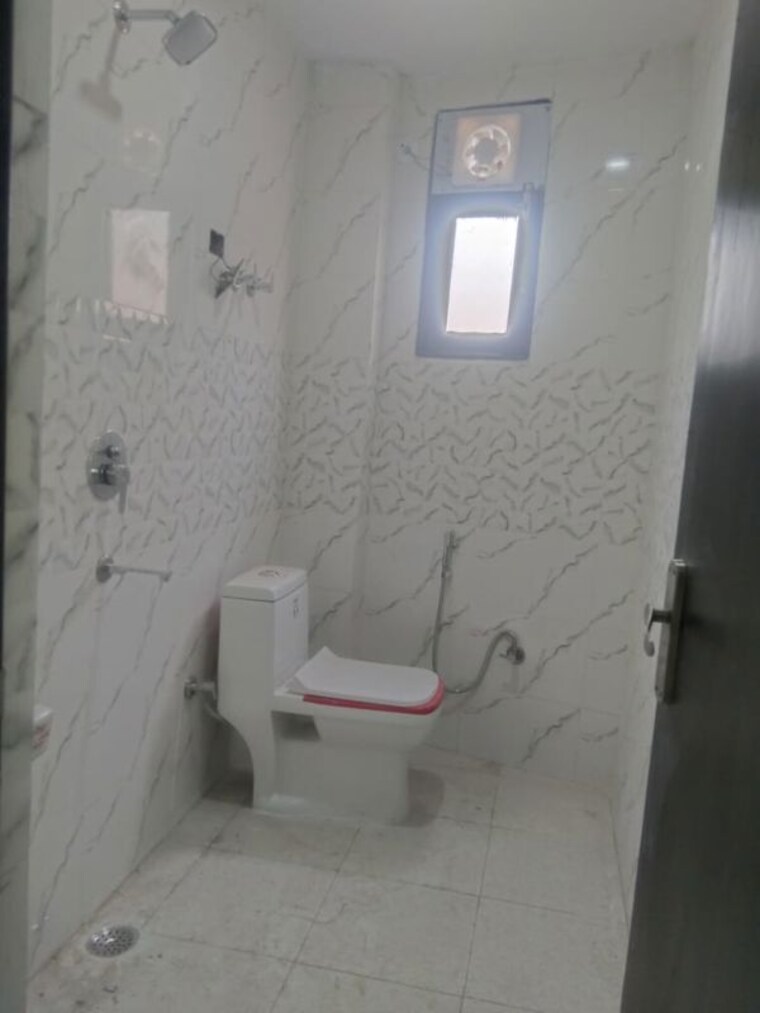 Bathroom, sector 78 2 Bedroom 123 Sq.Yd. Builder Floor In Sector 78 Noida 10183447