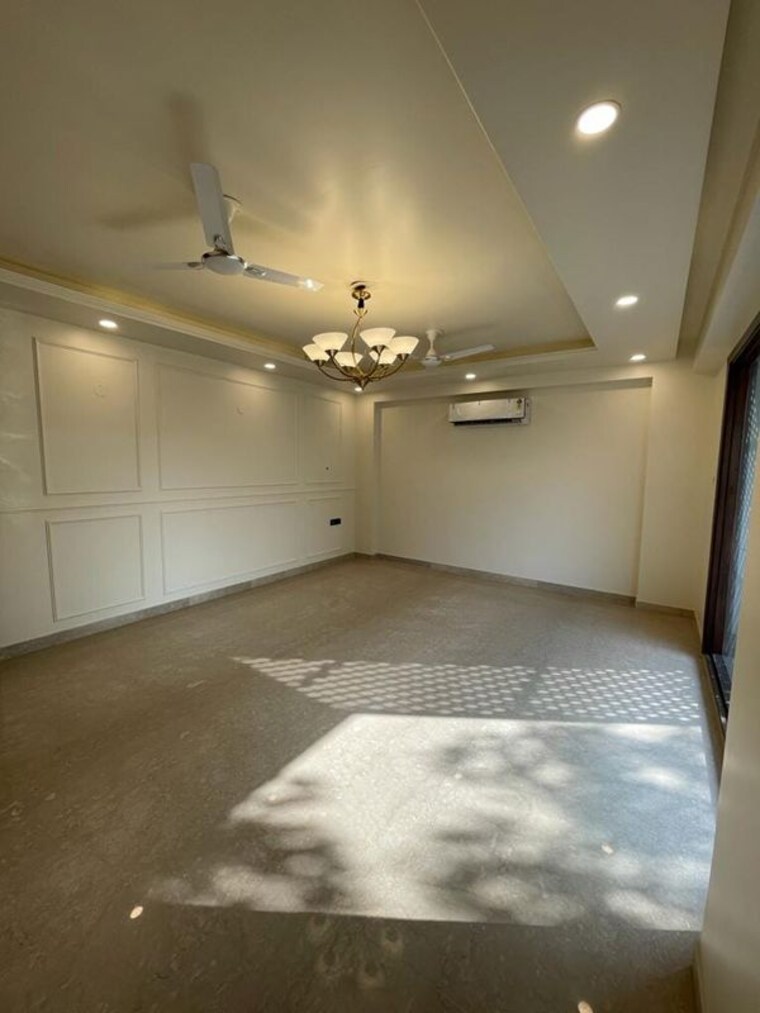 Room, sector 85 4 Bedroom 500 Sq.Yd. Builder Floor In Sector 85 Faridabad 10183581