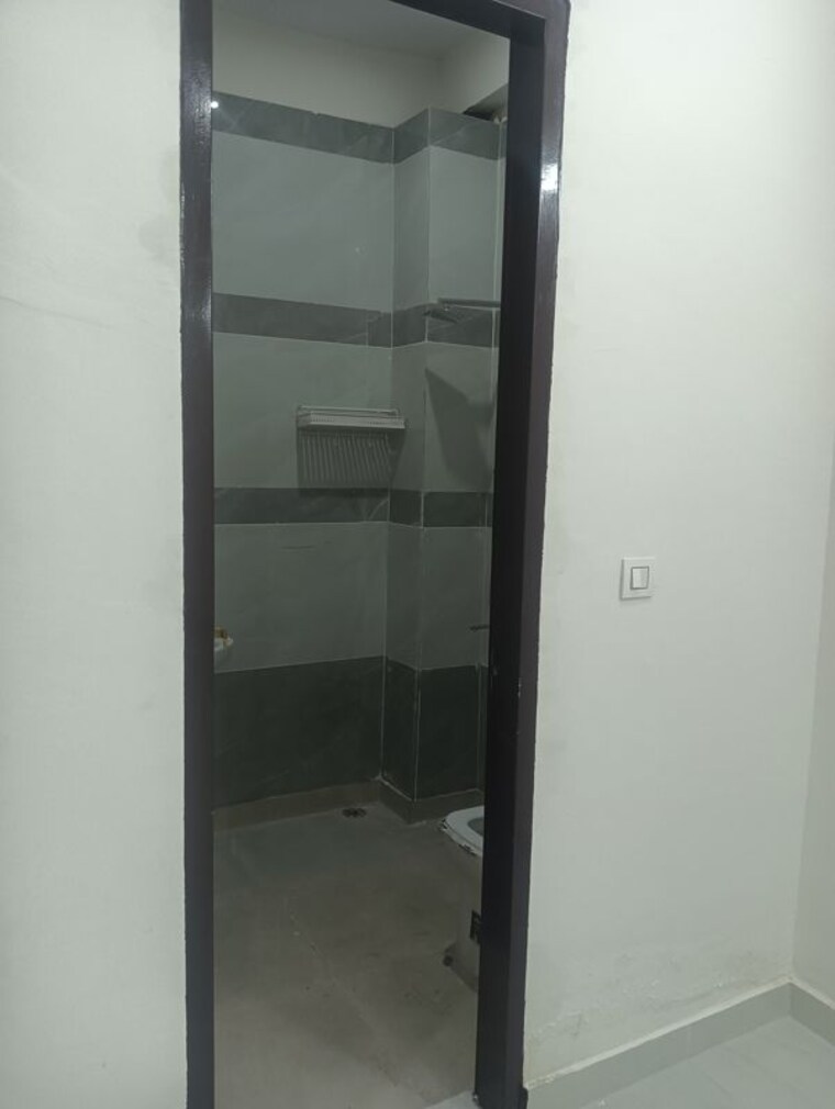 Bathroom, gaur-yamuna-city 1 Bedroom 945 Sq.Ft. Villa In Gaur Yamuna City Greater Noida 10183992