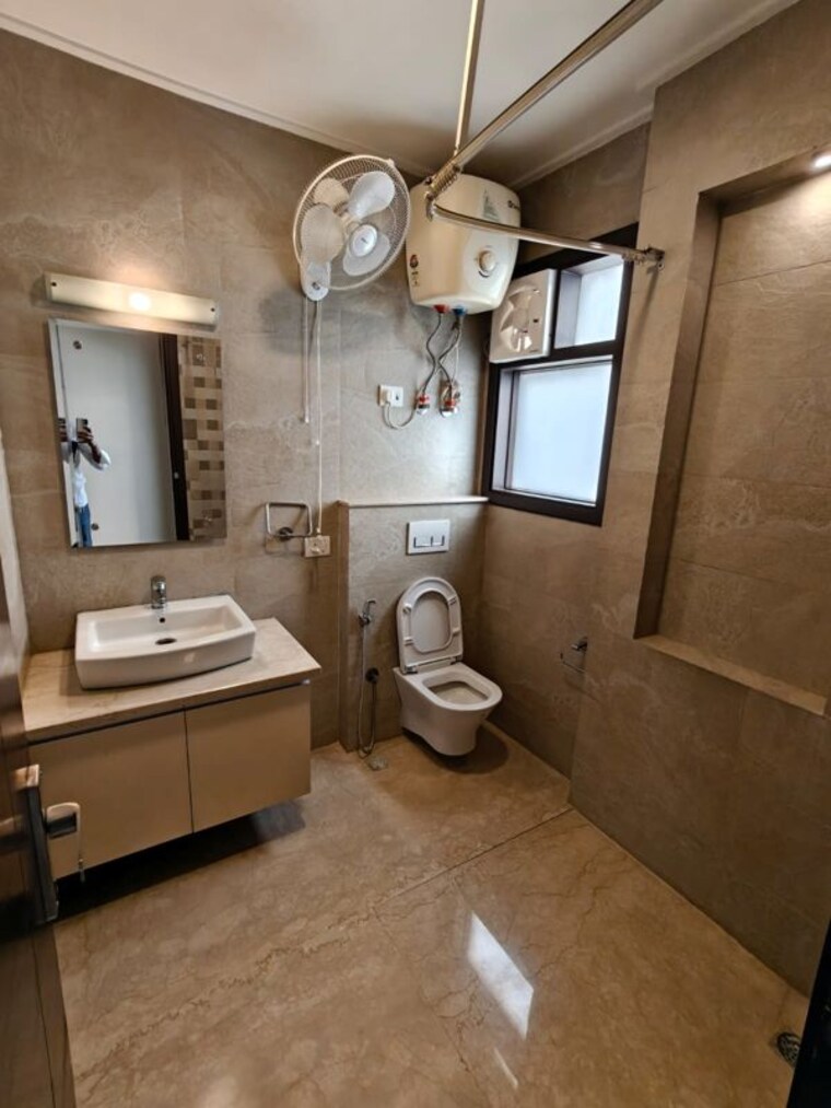 Bathroom, safdarjung enclave 3 Bedroom 1800 Sq.Ft. Builder Floor In Safdarjung Enclave Delhi 10184007