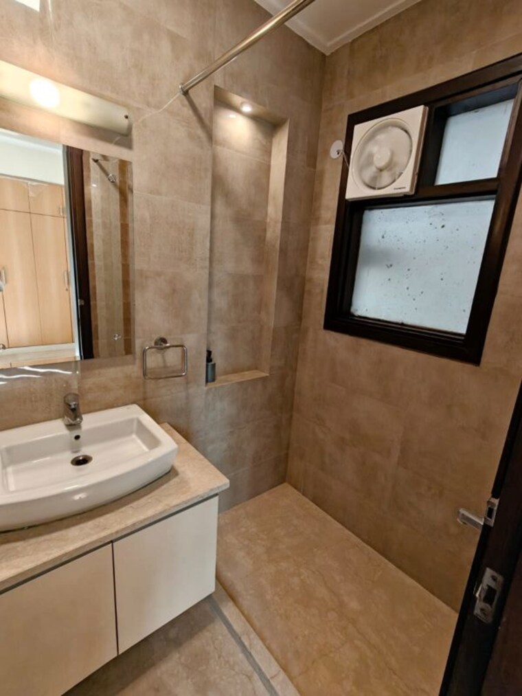 Bathroom, safdarjung enclave 3 Bedroom 1800 Sq.Ft. Builder Floor In Safdarjung Enclave Delhi 10184007
