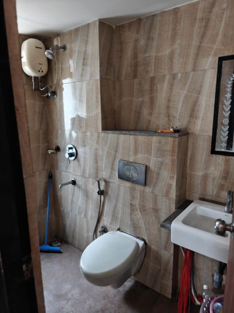 Bathroom, kavesar 1.5 Bedroom 500 Sq.Ft. Builder Floor In Kavesar Thane 10183640
