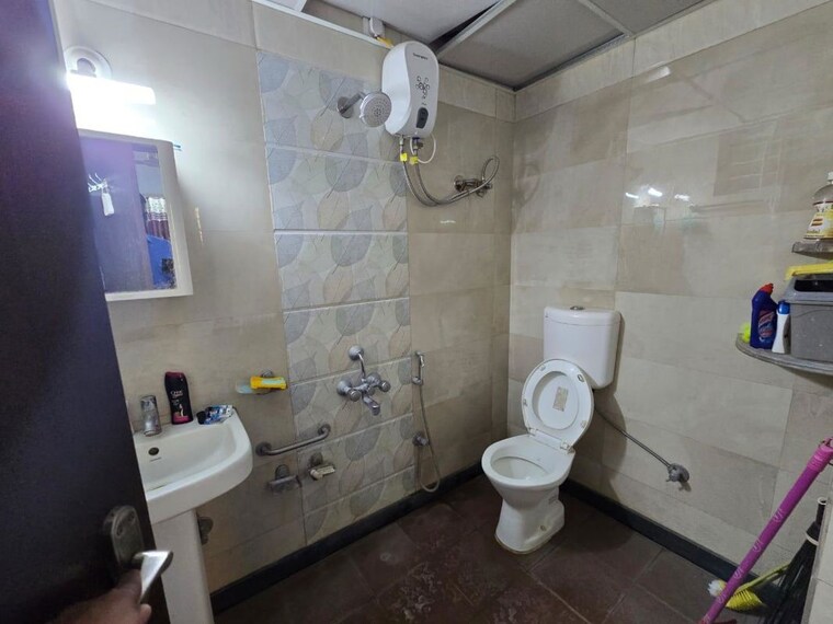 Bathroom, cambridge layout 3 Bedroom 1500 Sq.Ft. Apartment In Cambridge Layout Bangalore 10184165