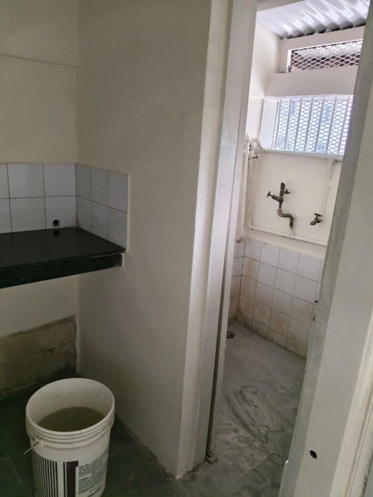 Bathroom, tophakhana Commercial Office Space 750 Sq.Ft. In Tophakhana Pune 10184490
