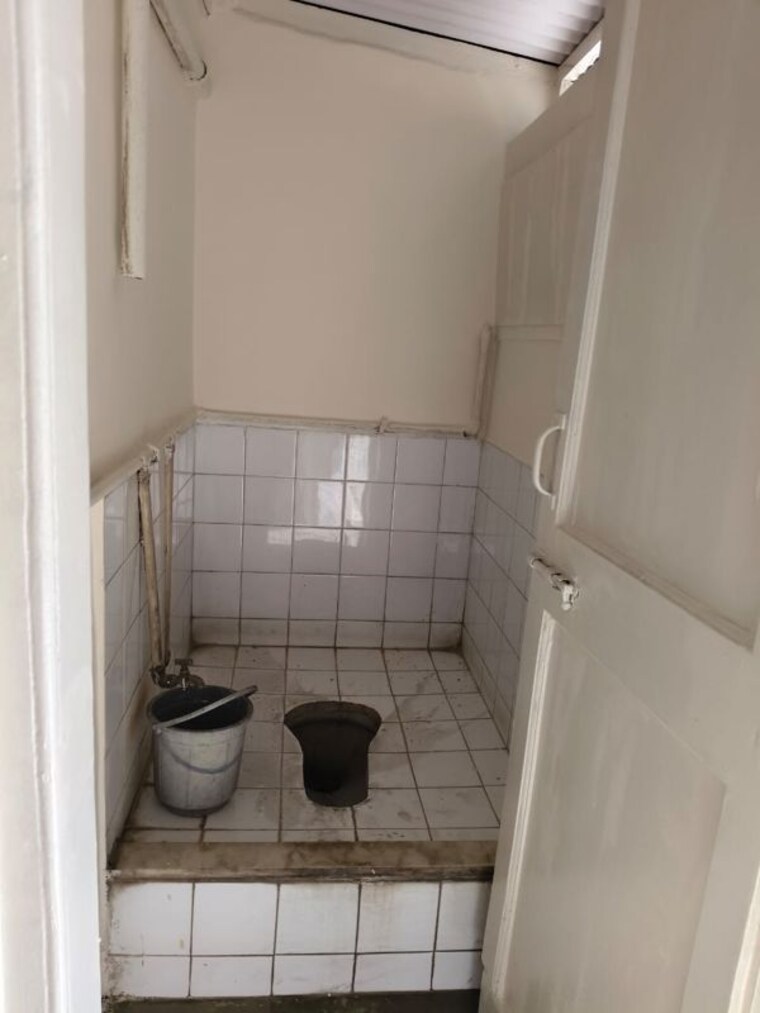 Bathroom, tophakhana Commercial Office Space 750 Sq.Ft. In Tophakhana Pune 10184490