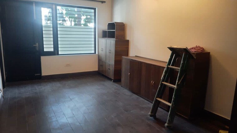 Room, bptp-parkland 3 Bedroom 250 Sq.Yd. Independent House In Sector 75 Faridabad 10184581