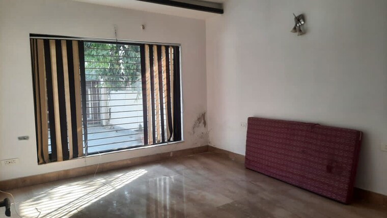 Room, bptp-parkland 3 Bedroom 250 Sq.Yd. Independent House In Sector 75 Faridabad 10184581