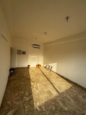 Room in 4 BHK Apartment at SS Linden, Sector 84 – for Rent
