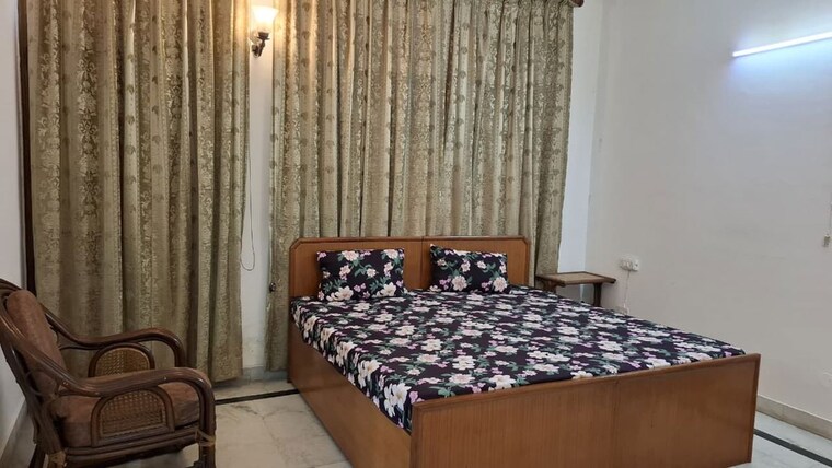 Bedroom, nehru enclave 3 Bedroom 200 Sq.Yd. Builder Floor In Nehru Enclave Delhi 10185247