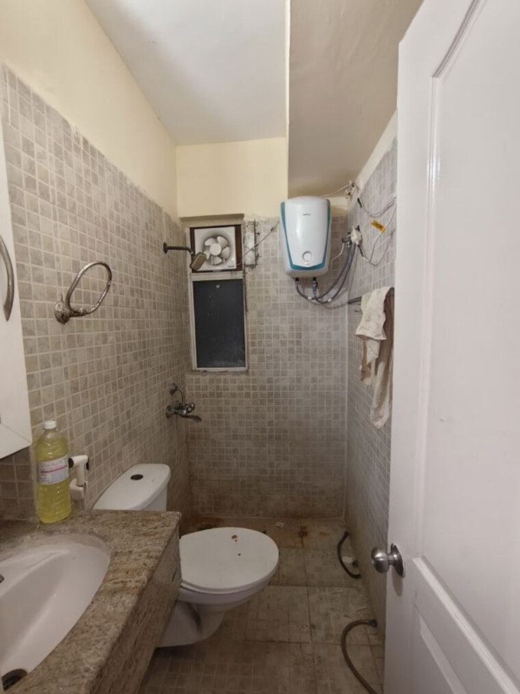 Bathroom, paras-tierea 2.5 Bedroom 1195 Sq.Ft. Apartment In Sector 137 Noida 10185322