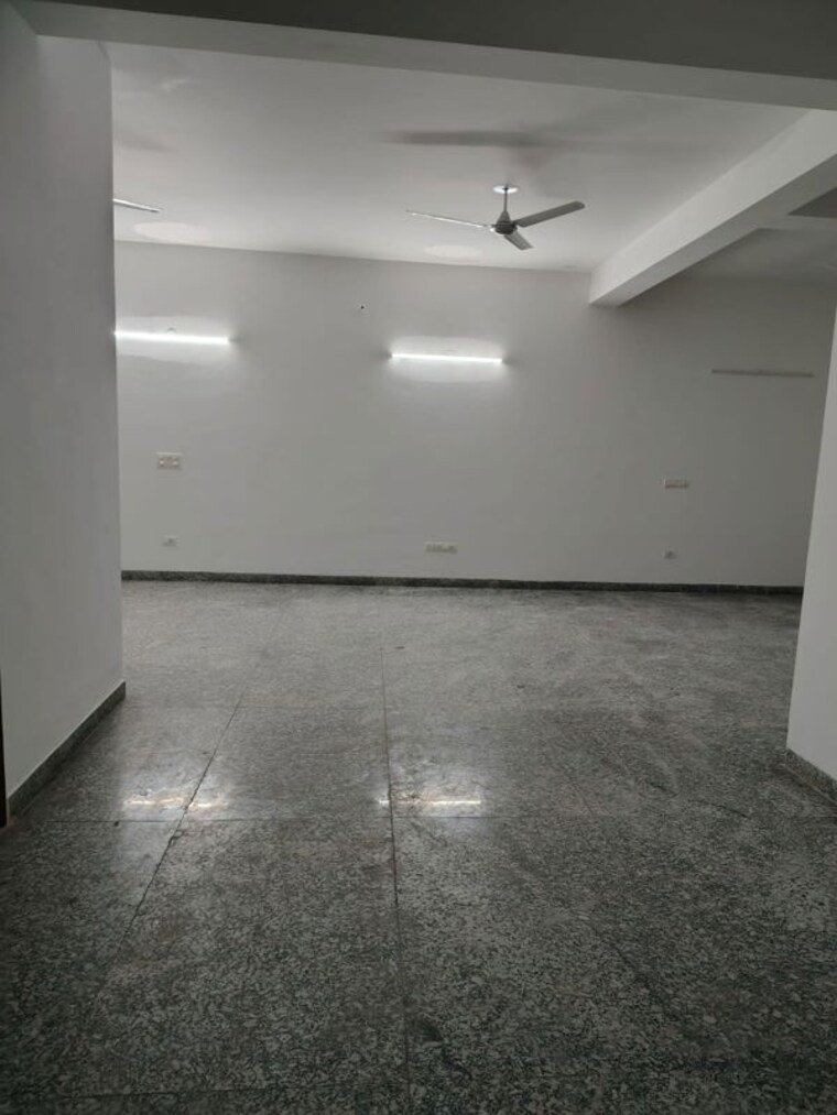 Room, south extension ii 5 Bedroom 550 Sq.Yd. Builder Floor In South Extension ii Delhi 10185621