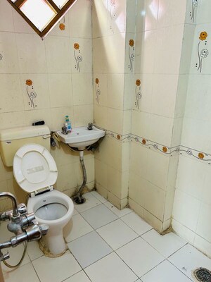 Bathroom in 3 BHK Apartment at Silver Line H Block, Chinhat – for Rent