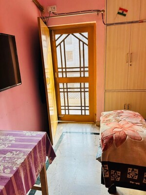 Room in 3 BHK Apartment at Silver Line H Block, Chinhat – for Rent
