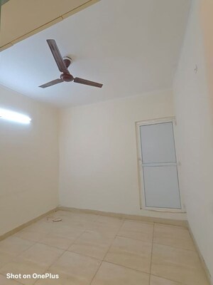 Room in 3 BHK Apartment at Gaur City 2 - 14th Avenue, Sector 16c Greater Noida – for Rent