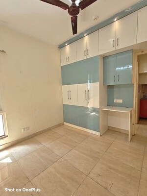 Room in 3 BHK Apartment at Gaur City 2 - 14th Avenue, Sector 16c Greater Noida – for Rent