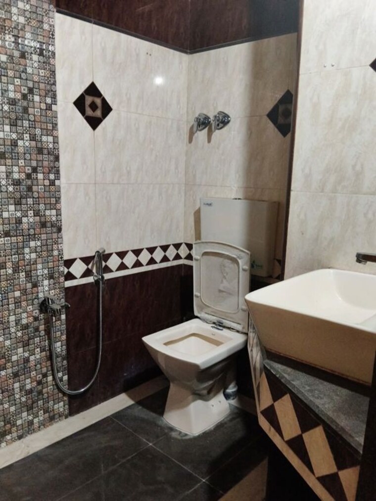Bathroom, vakola 2 Bedroom 750 Sq.Ft. Apartment In Vakola Mumbai 10186404
