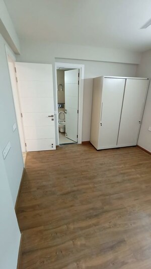 Room in 3 BHK Apartment at Signature Global City 63A, Sector 63a – for Rent