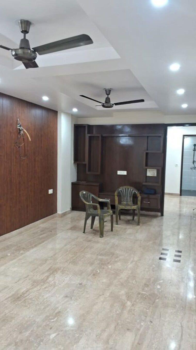  Parking, vivek vihar 3 Bedroom 1600 Sq.Ft. Builder Floor In Vivek Vihar Delhi 10186605