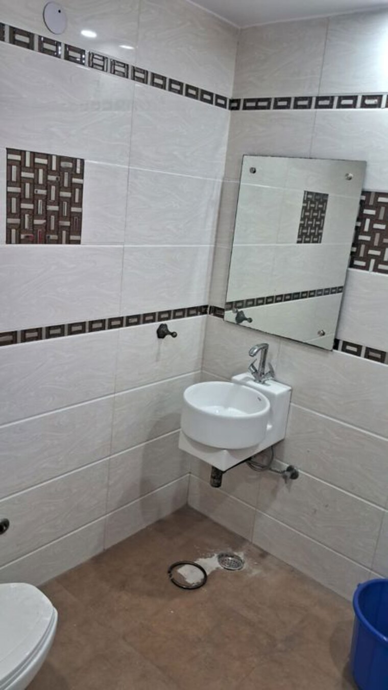 Bathroom, vivek vihar 3 Bedroom 1600 Sq.Ft. Builder Floor In Vivek Vihar Delhi 10186605