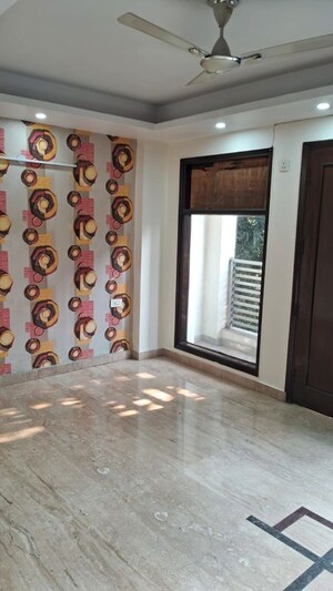 Parking in 3 BHK Builder Floor at Vivek Vihar – for Rent