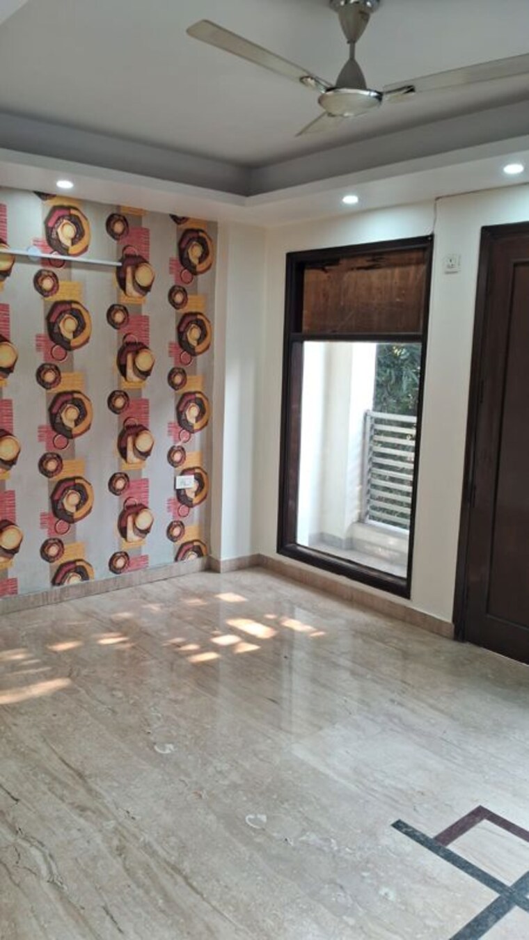  Parking, vivek vihar 3 Bedroom 1600 Sq.Ft. Builder Floor In Vivek Vihar Delhi 10186605