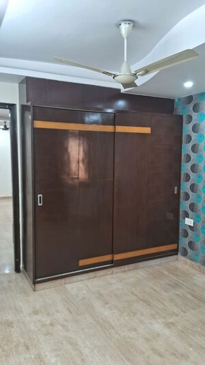 Furnished Amenities in 3 BHK Builder Floor at Vivek Vihar – for Rent