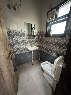 Bathroom in 2 BHK Builder Floor at DLF City Gurgaon, Sector 27 – for Rent
