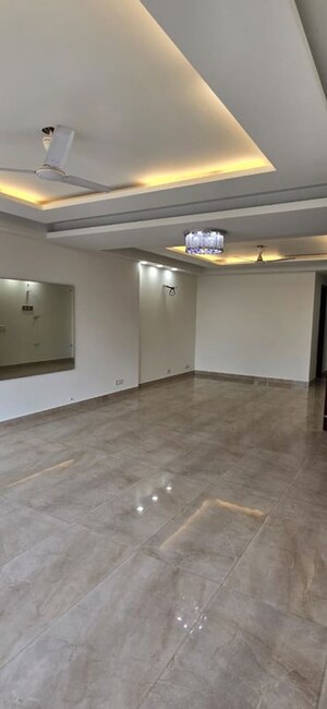 Room in 3 BHK Builder Floor at Dayanand Vihar – for Rent