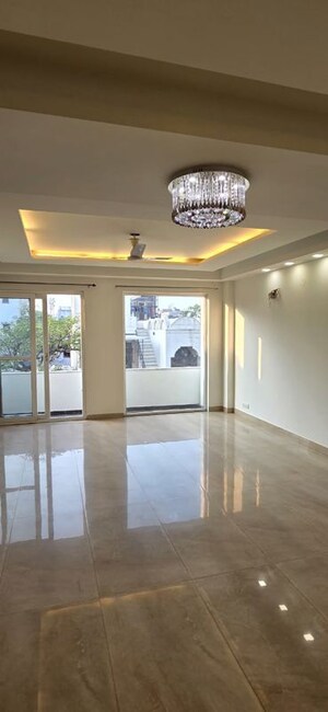 Room in 3 BHK Builder Floor at Dayanand Vihar – for Rent