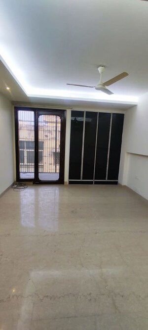 Room in 3 BHK Builder Floor at Green Park – for Rent