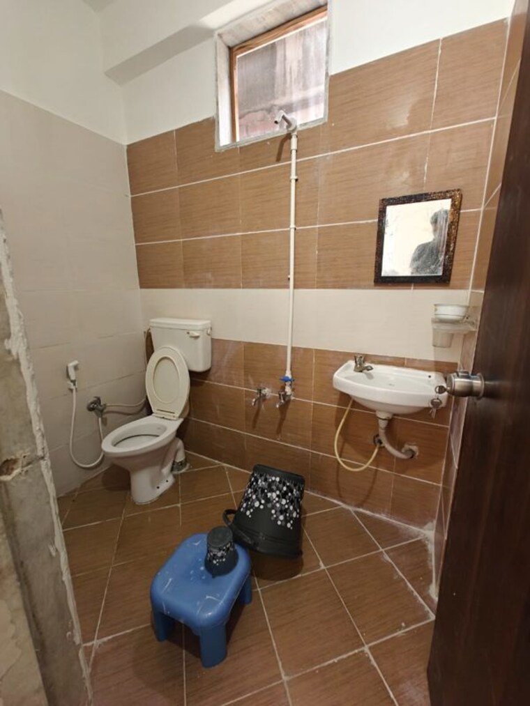 Bathroom, sargasan 2 Bedroom 155 Sq.Yd. Apartment In Sargasan Gandhinagar 10188314