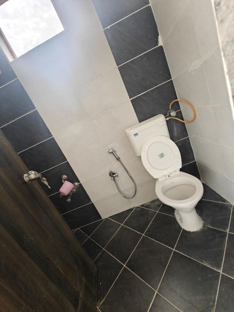 Bathroom, sargasan 2 Bedroom 155 Sq.Yd. Apartment In Sargasan Gandhinagar 10188314