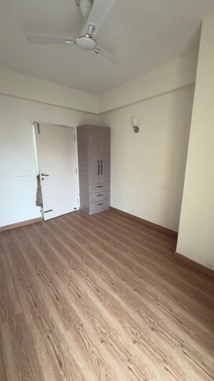 Room in 3.5 BHK Apartment at Emaar Palm Hills, Sector 77 – for Rent