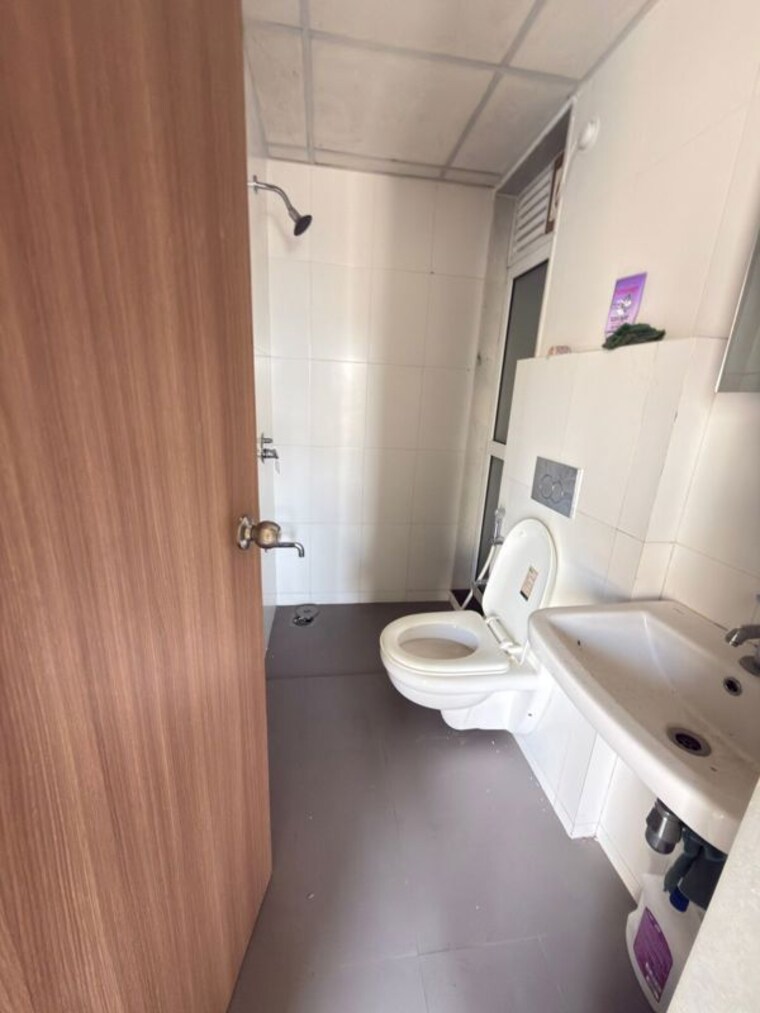 Bathroom, godrej-emerald 1.5 Bedroom 520 Sq.Ft. Apartment In Ghodbunder Road Thane 10188415